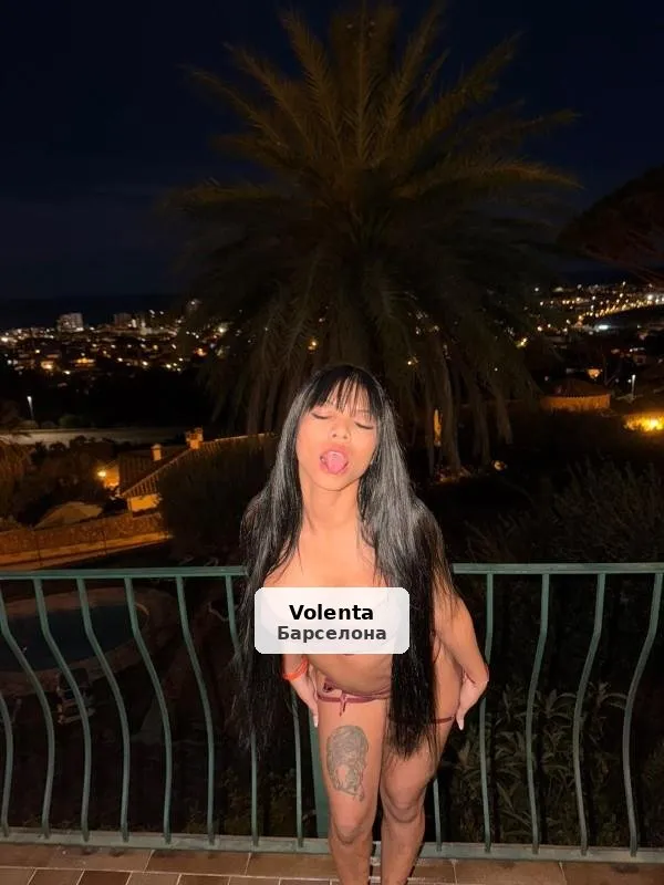 Thalia, sexy and party-loving in Plaza España