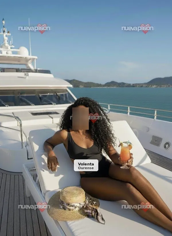 Chica guapa de visita en la ciudad