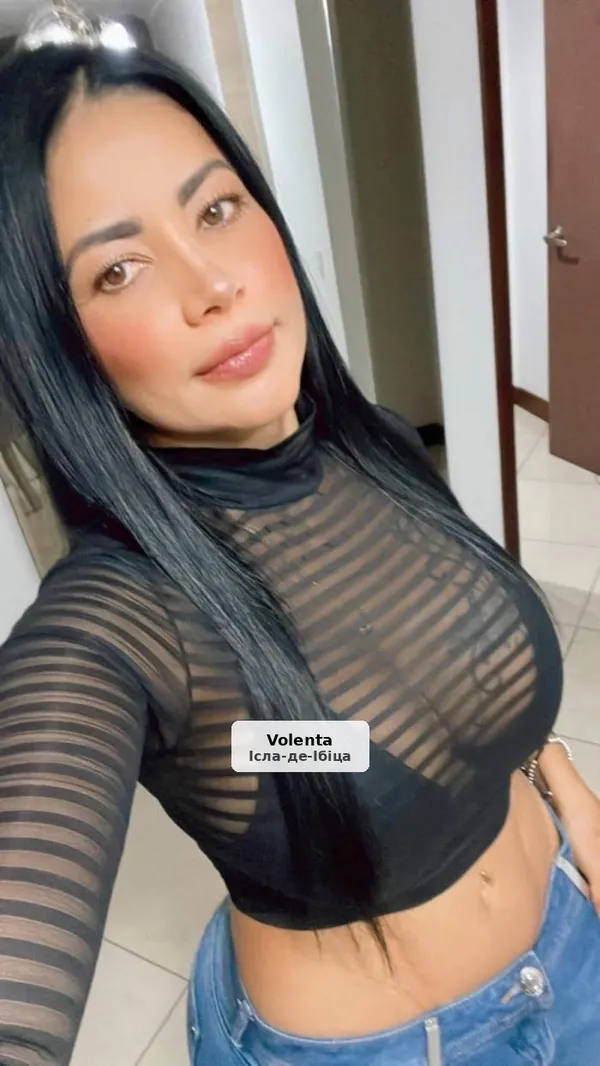 Mia, sensual y ardiente en la playa