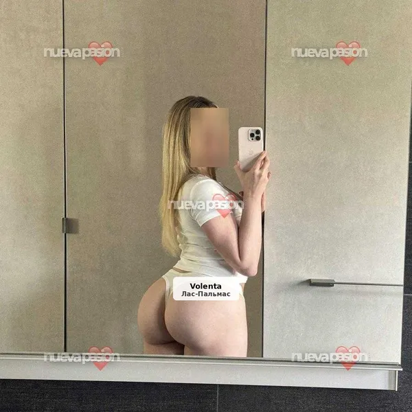 Mia: Joven atractiva y dominante con Showcam