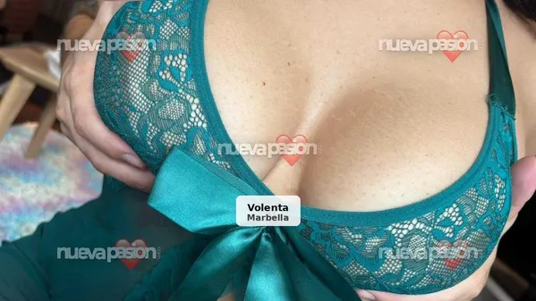 Mya, independent Brazilian: natural curves