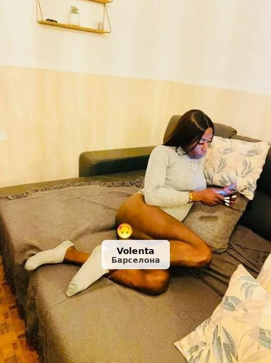 Nikol, espectacular chica trans en Plaza Saenz
