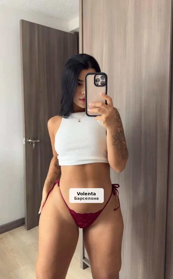 Paola, latina explosiva y joven