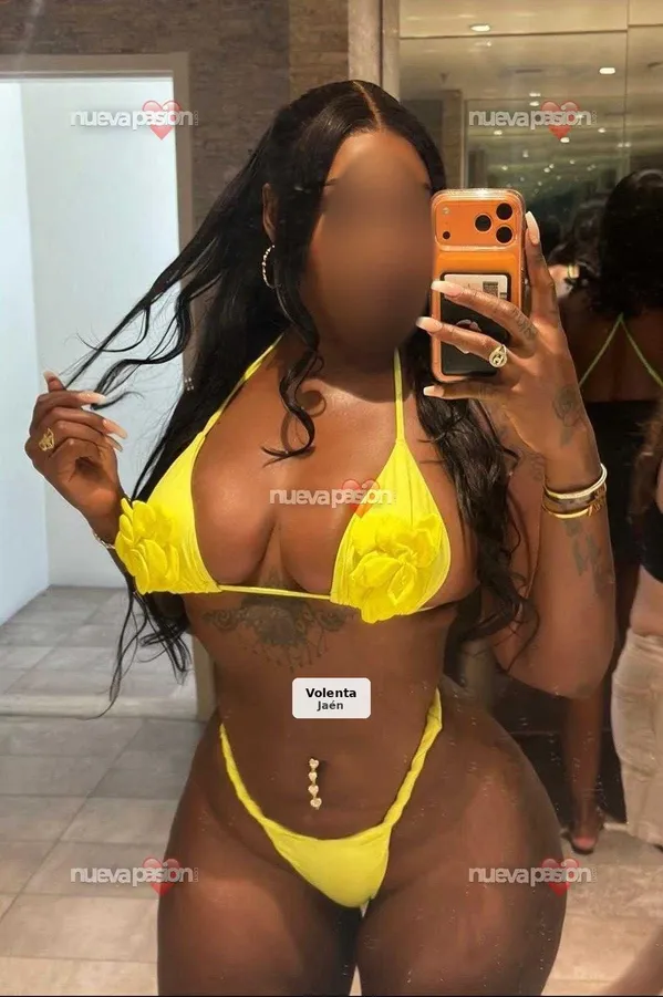 Latina with delicious curves, boyfriend experience