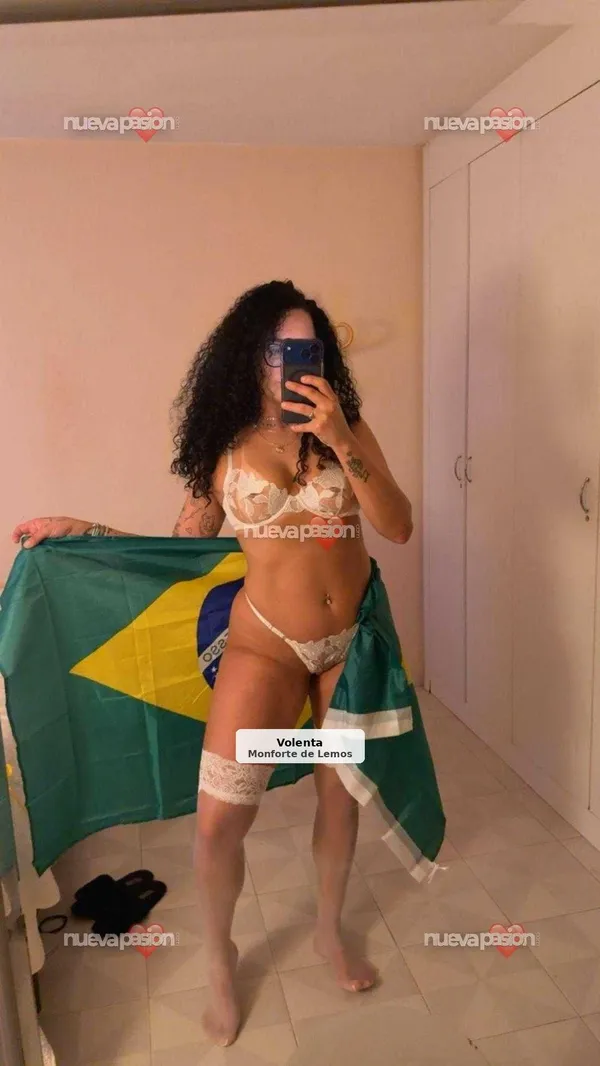 Paola, atractiva brasileña en Burela