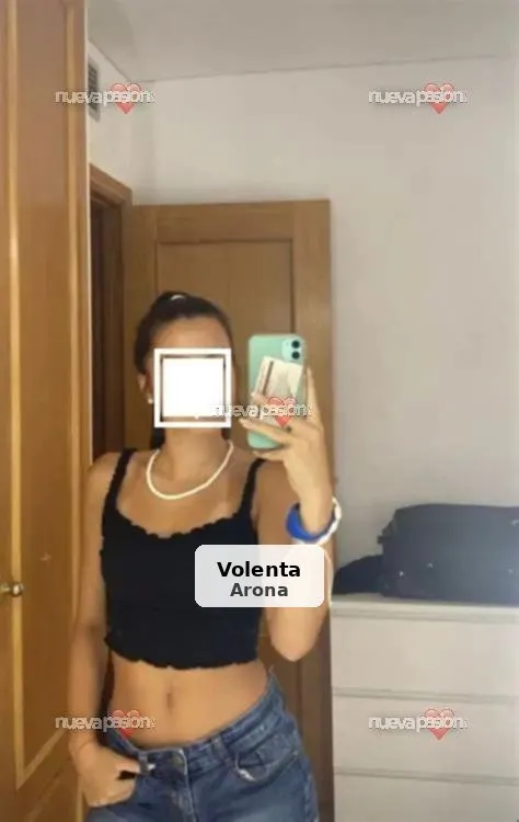 Chica latina guapa en Santa Cruz