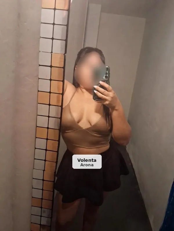 Celeste, chica joven latina muy complaciente