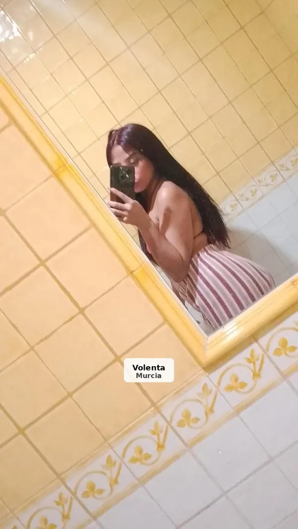 Daniela, joven latina con ganas de fiesta