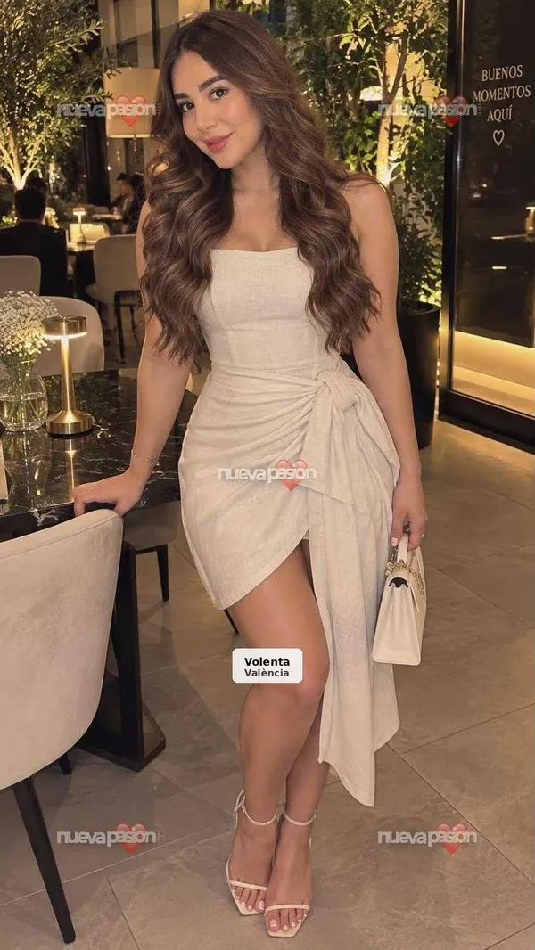 Yuly, jove llatina divertida amb amigues