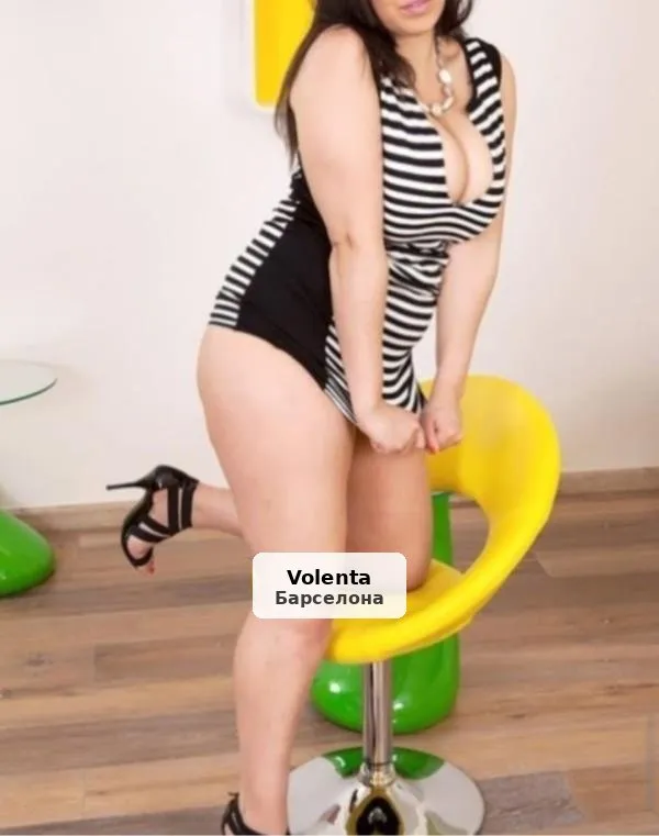 Noia llatina sexy, festiva i complaent