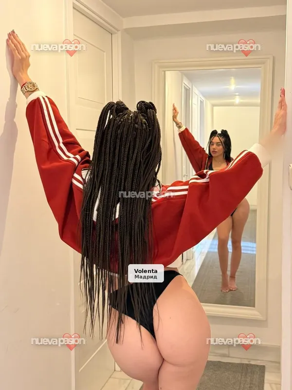 Mia, venezolana de lujo junto a Metro O'Donnell