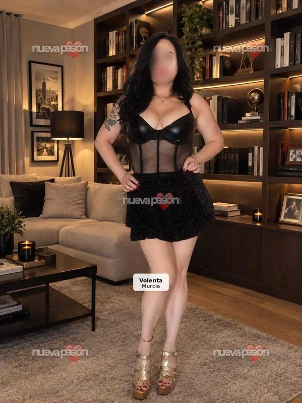 Lucía, mujer española, elegante y muy femenina