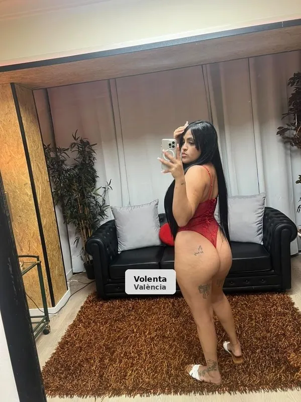 Nikol, sensual y divertida en la cama