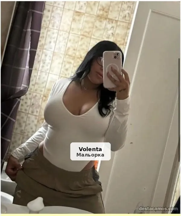 Carolina, llatina de corbes espectaculars