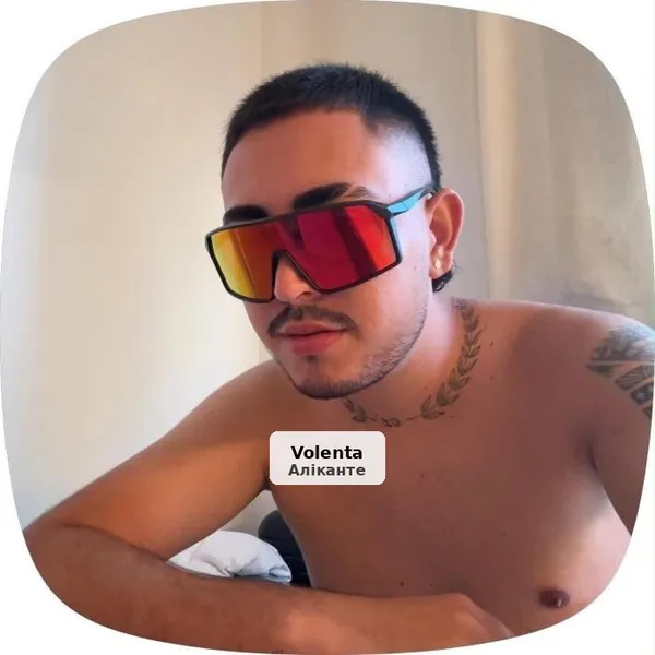 Theo, noi colombià nou a Benidorm