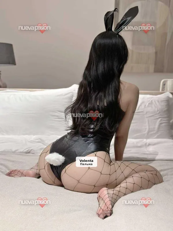 Angela, asiática joven, sexy y muy completa