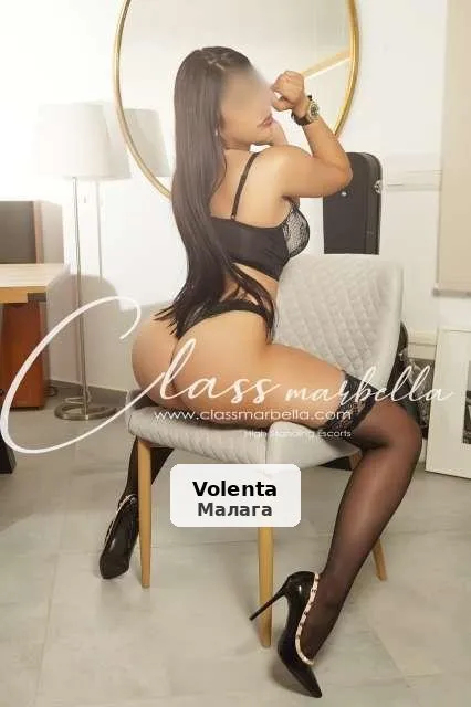 Salomé, impressionant llatina de corbes naturals