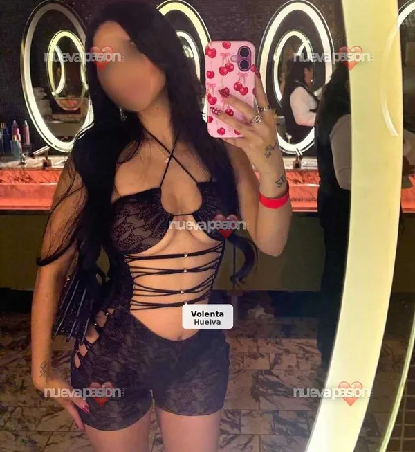 Ana, latina fiestera y muy caliente