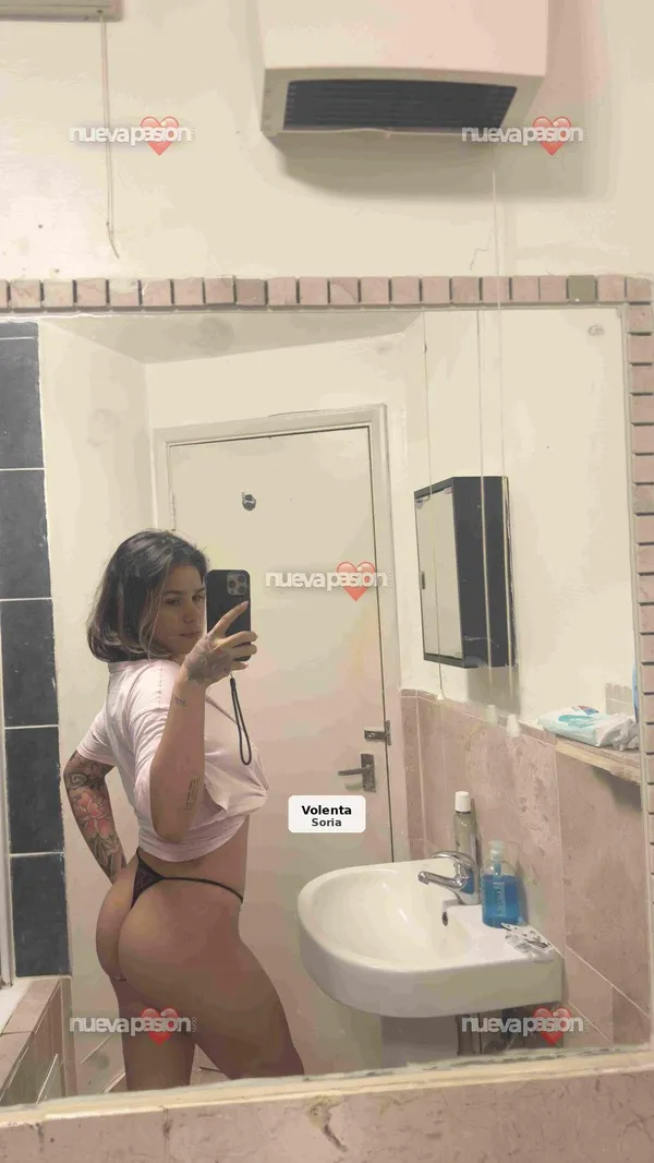Noia brasilera alegre i divertida