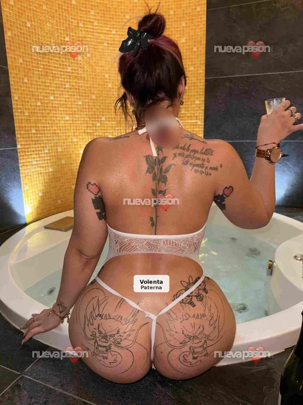 Atenea: Sumisa tetona y culona muy caliente