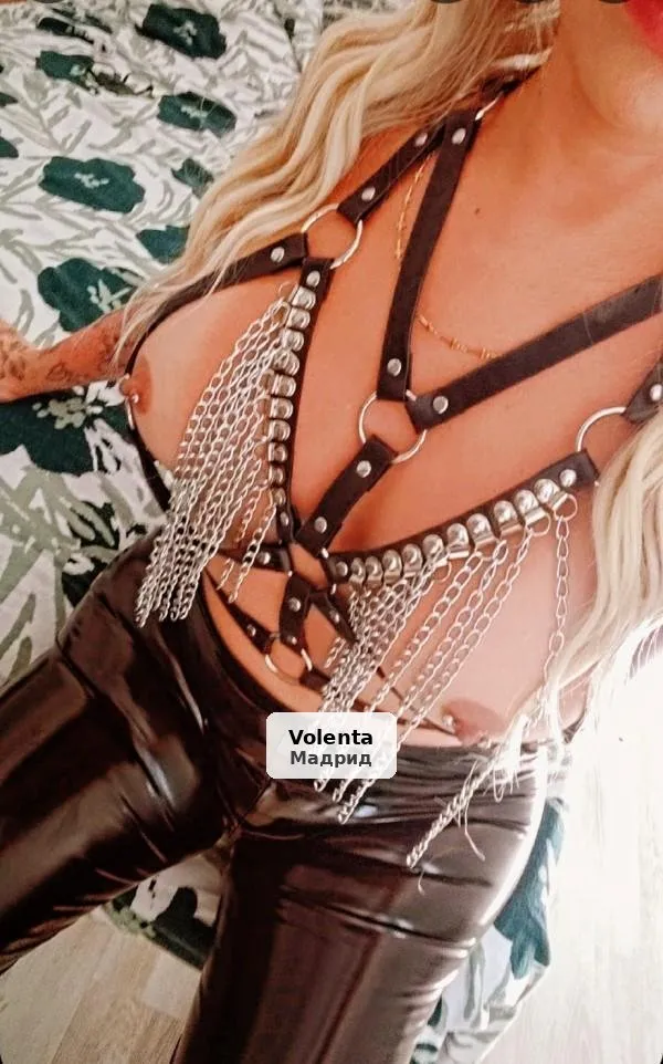Dona trans amb estil i molt de glamour