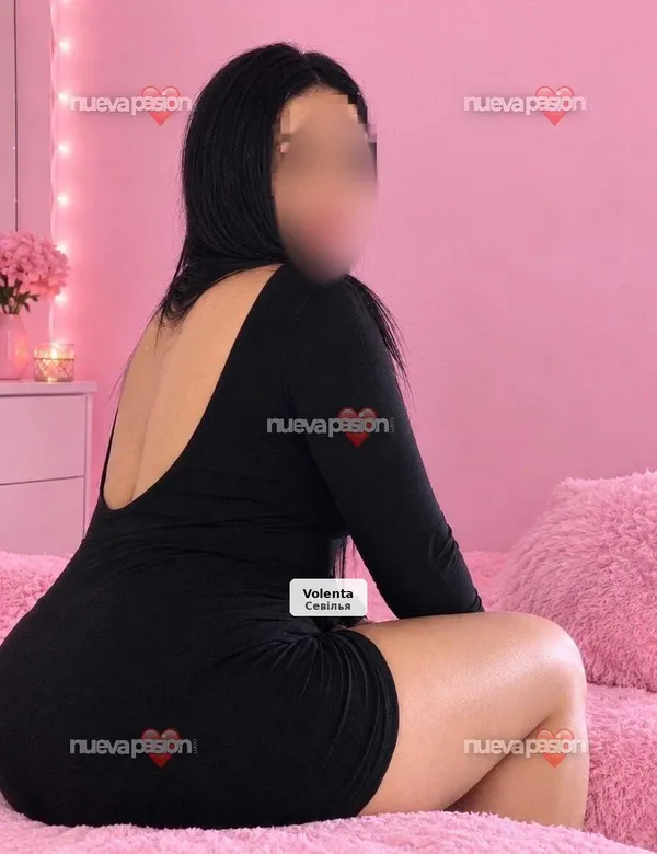 Zoe, festive and affectionate Latina