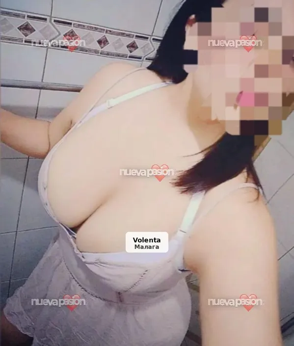 Carla, la teva noia ideal, afectuosa i complaent