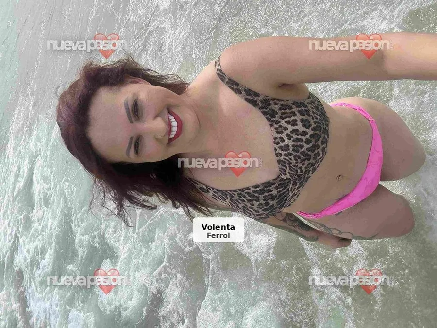 Hot and festive Brazilian girl - 1/5
