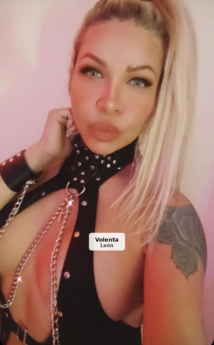 Nabba, powerful transsexual, leather, boots and latex - 1/8