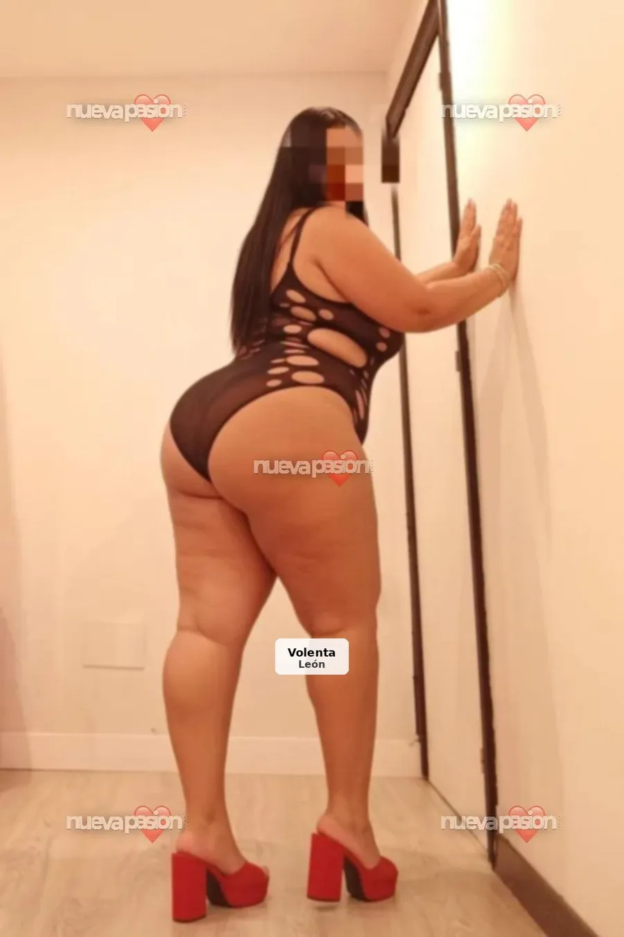 Maite, beautiful and exotic curvy young woman - 1/6
