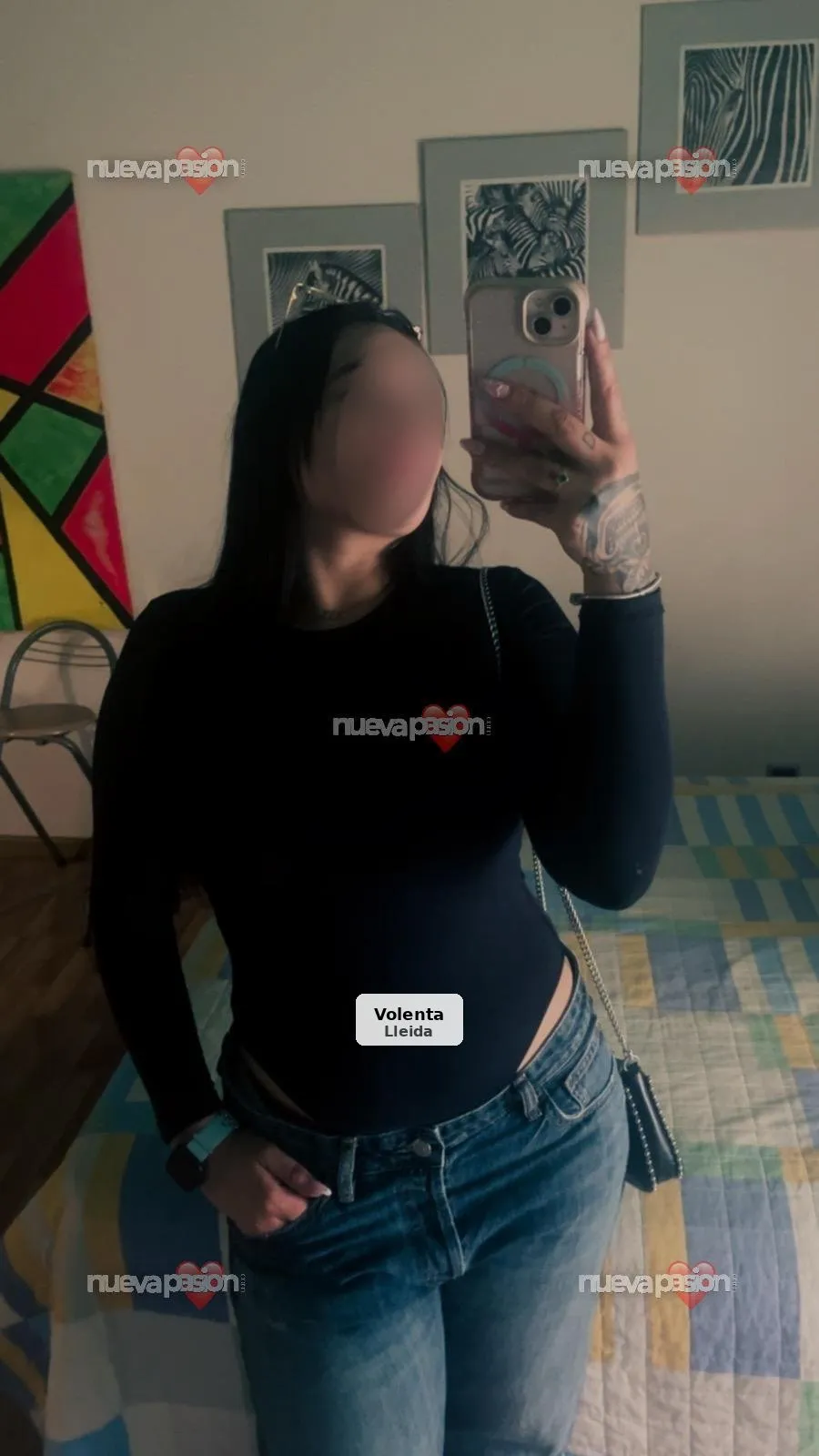 Las Gatitas: Latinas discretas y sensuales - 1/4