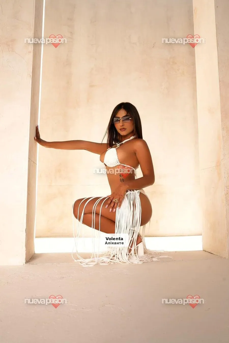 Dominant, sensual woman with a lot of character - 1/4