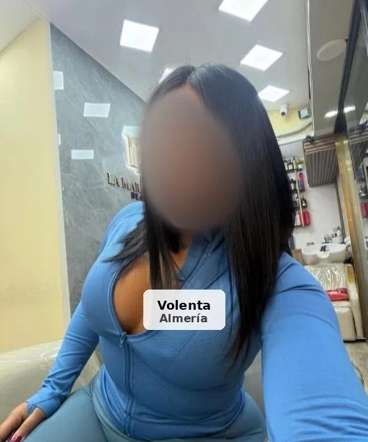 Valentina, XL curves and boyfriend treatment - 1/3