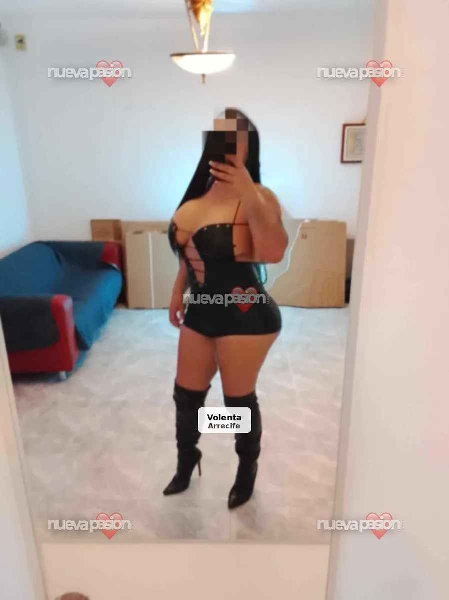 Samantha, Venezuelan bombshell, killer curves - 1/4