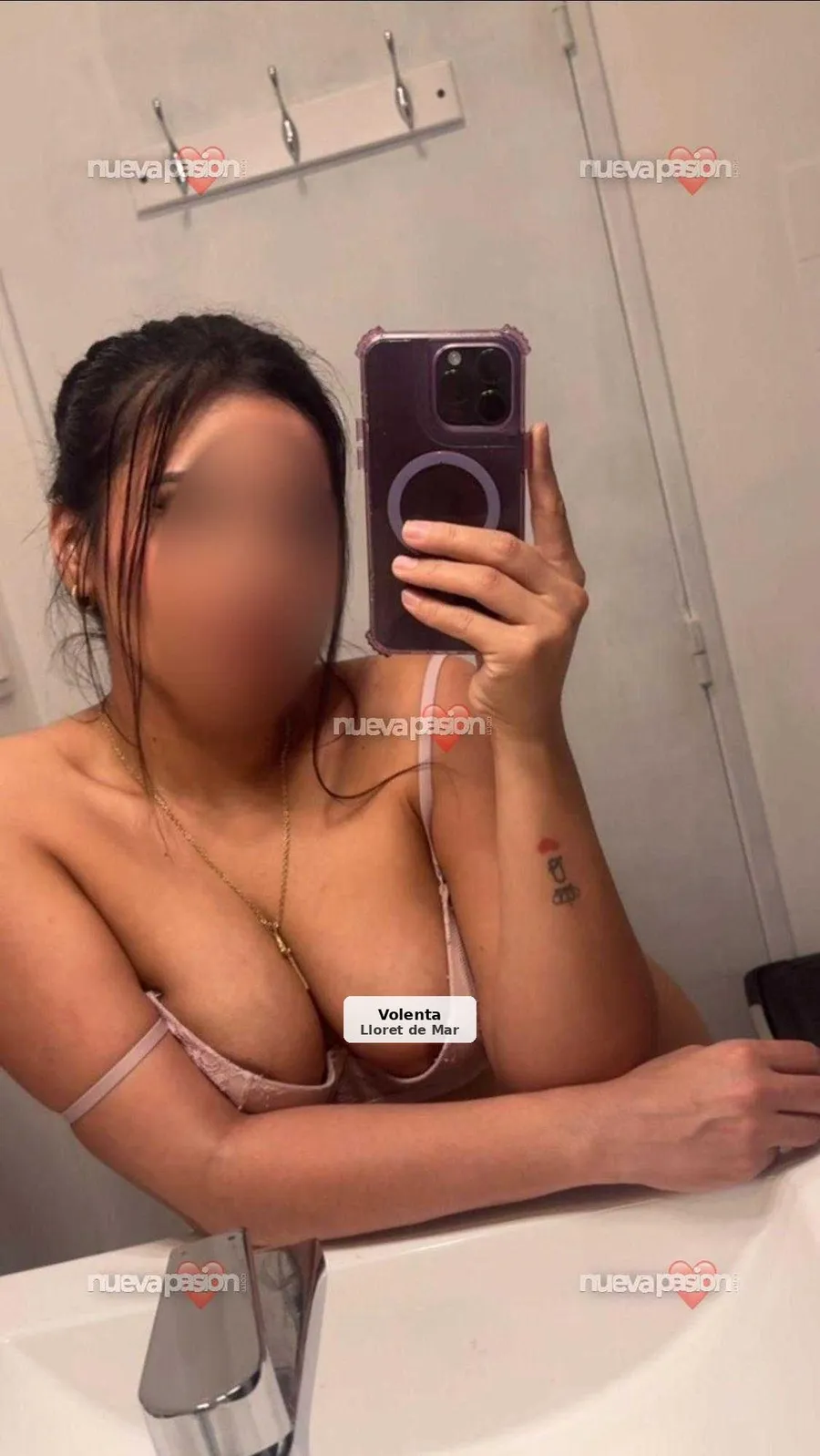 Gaby, college model, young and natural - 1/8