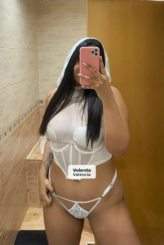 Luciana, bella llatina de corbes infartants - 1/2
