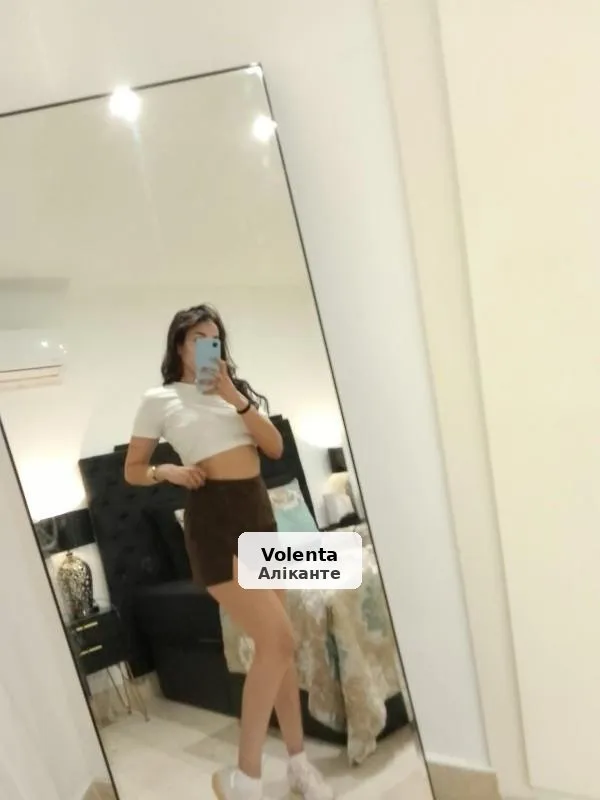 Laura, espanyola divertida i molt alegre - 1/9
