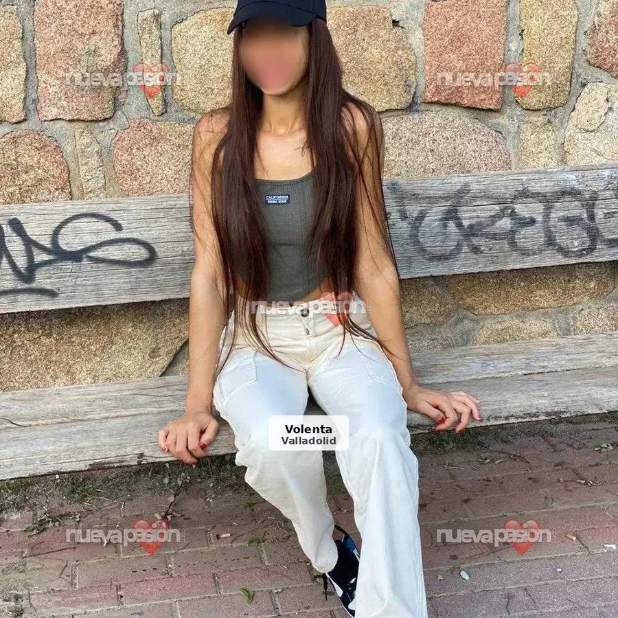 Playful and very sensual young woman - 1/7