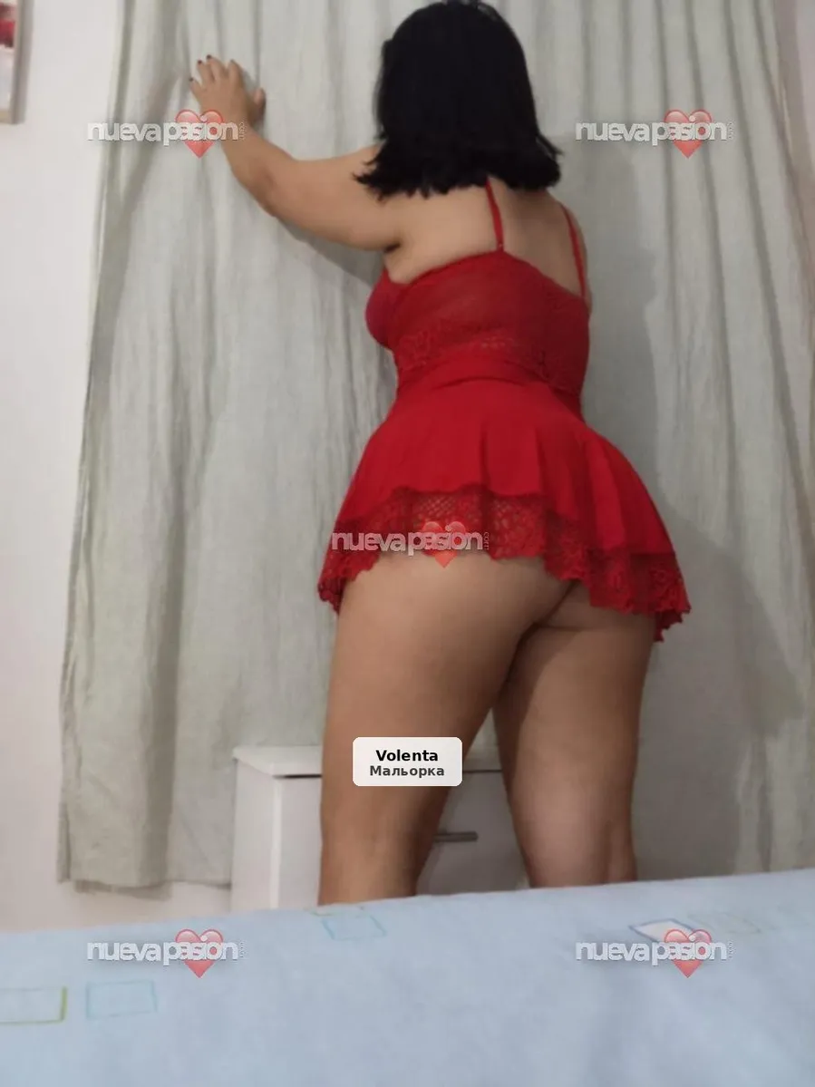 Valerie in Mallorca: a bombshell of sensuality - 1/9