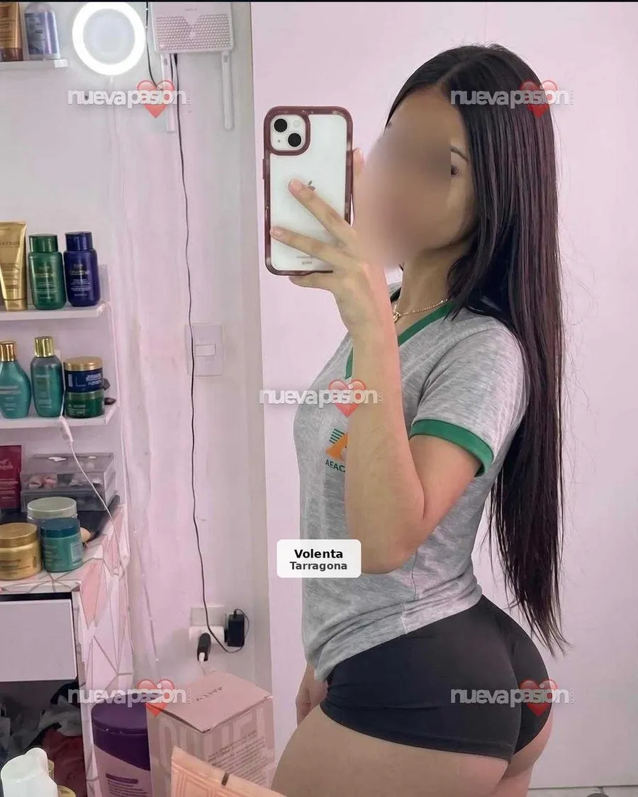 Daniela, latina ardiente y dominante - 1/8