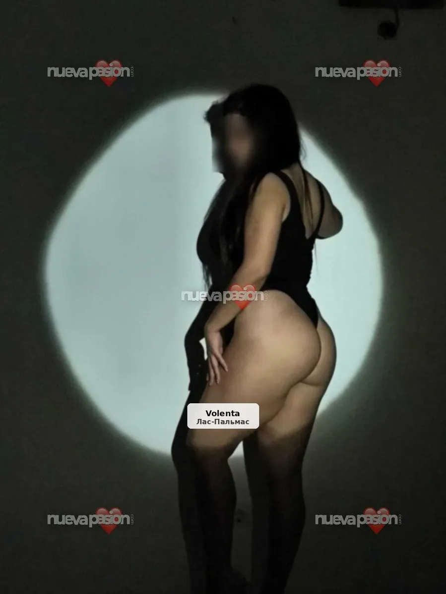 Spectacular brunette in Las Canteras - 1/4