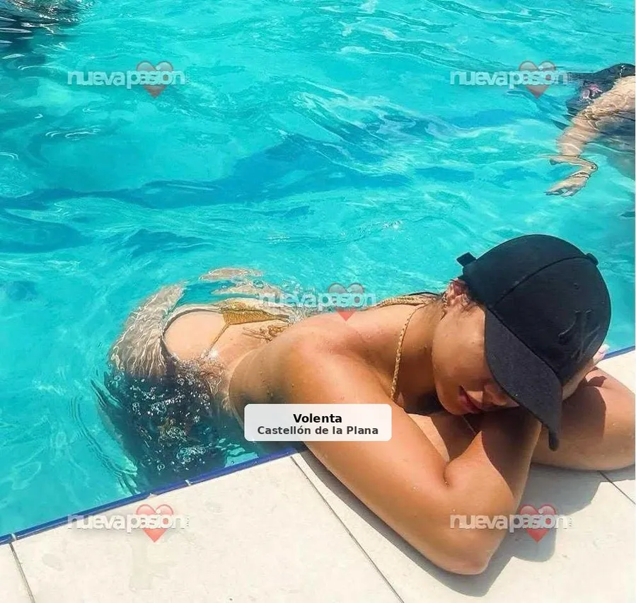 Ximena, killer curves and lots of attitude - 1/4