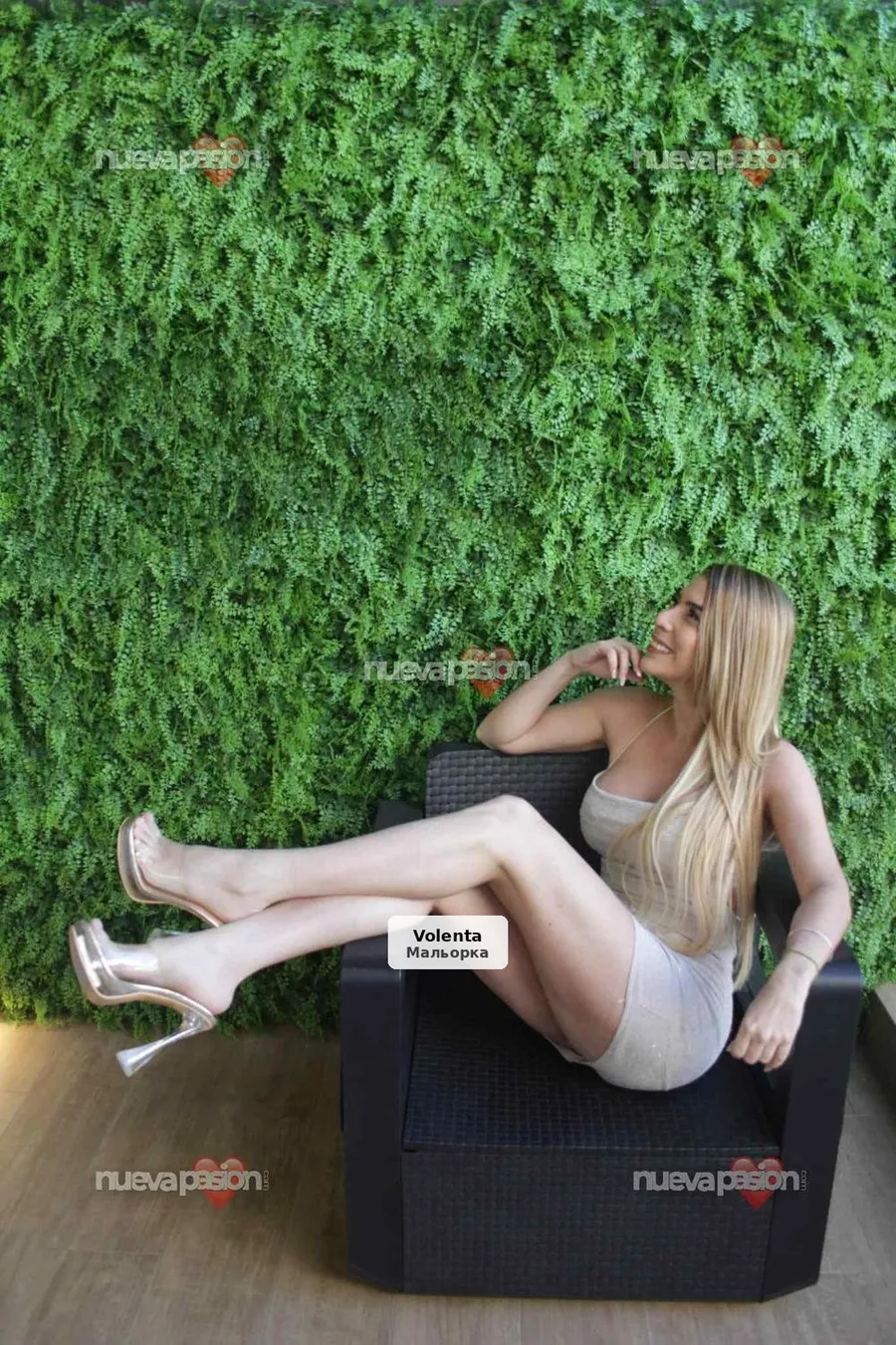 Llatina rossa sexy, corbes infartants - 1/9