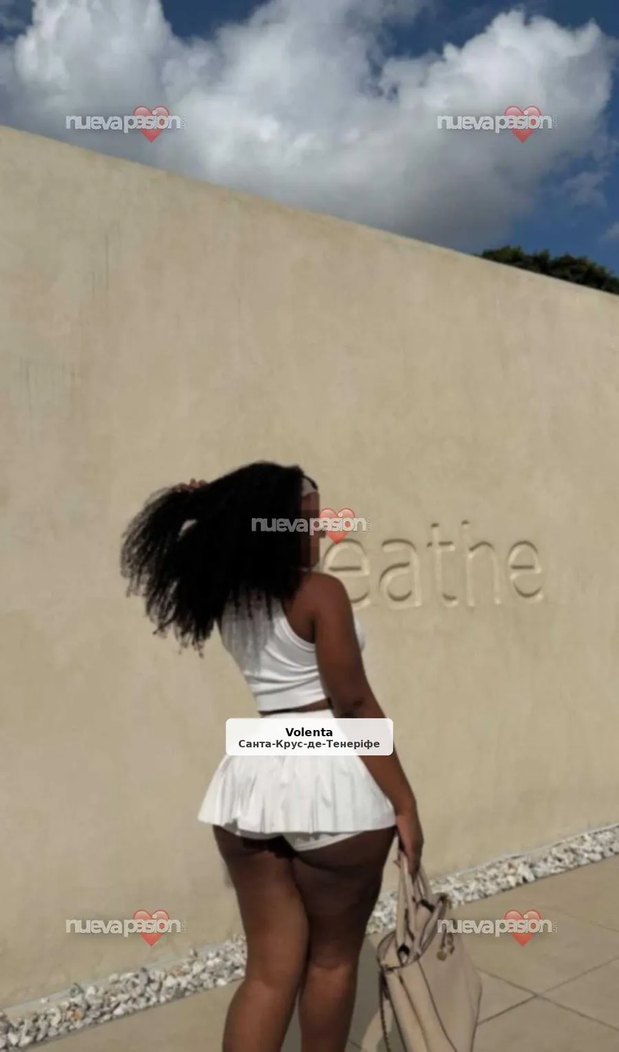 Hot, feminine and spontaneous black woman - 1/6