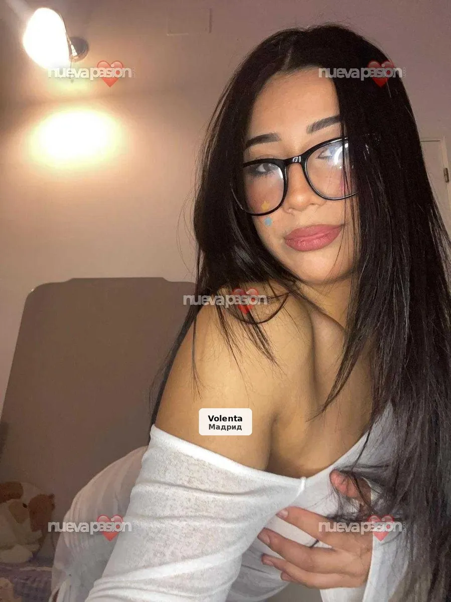 Aida, affectionate and very feminine young woman - 1/4