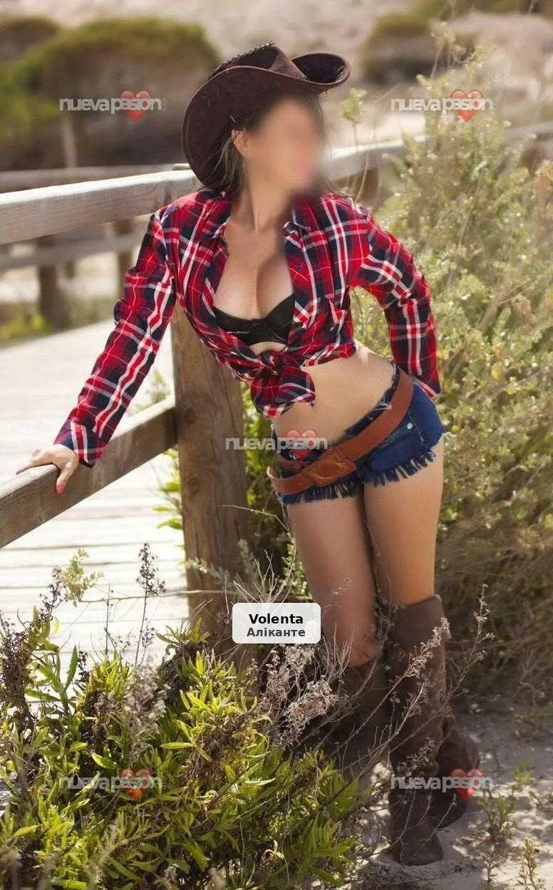Karol: blonde with spectacular curves - 1/5