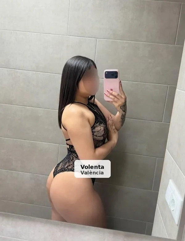 Noa, joven latina, morbosa y muy económica - 1/4