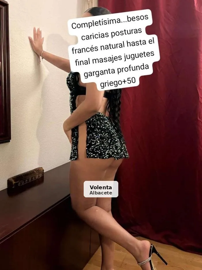 Liz, espectacular latina en La Roda - 1/3