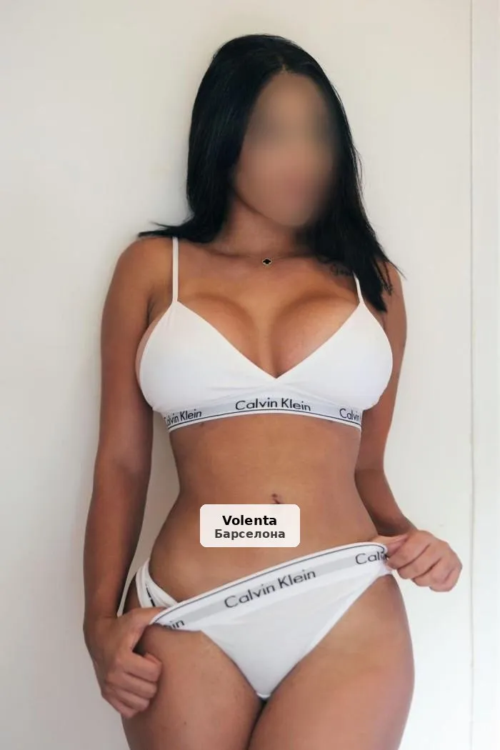 Lorena, a stunning brunette, sensual and exuberant - 1/5
