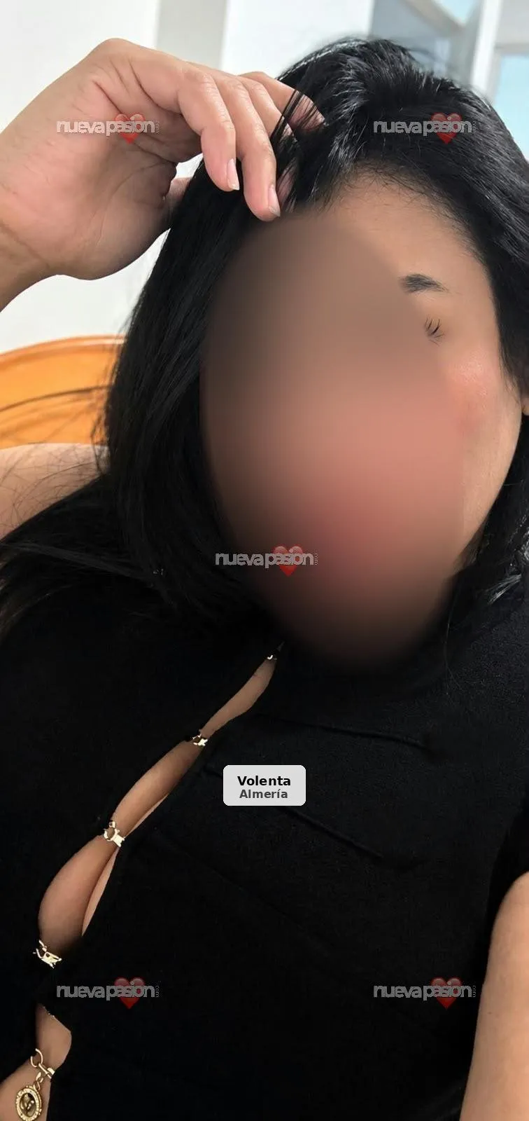 Nicole, latina ardiente y muy voluptuosa - 1/5